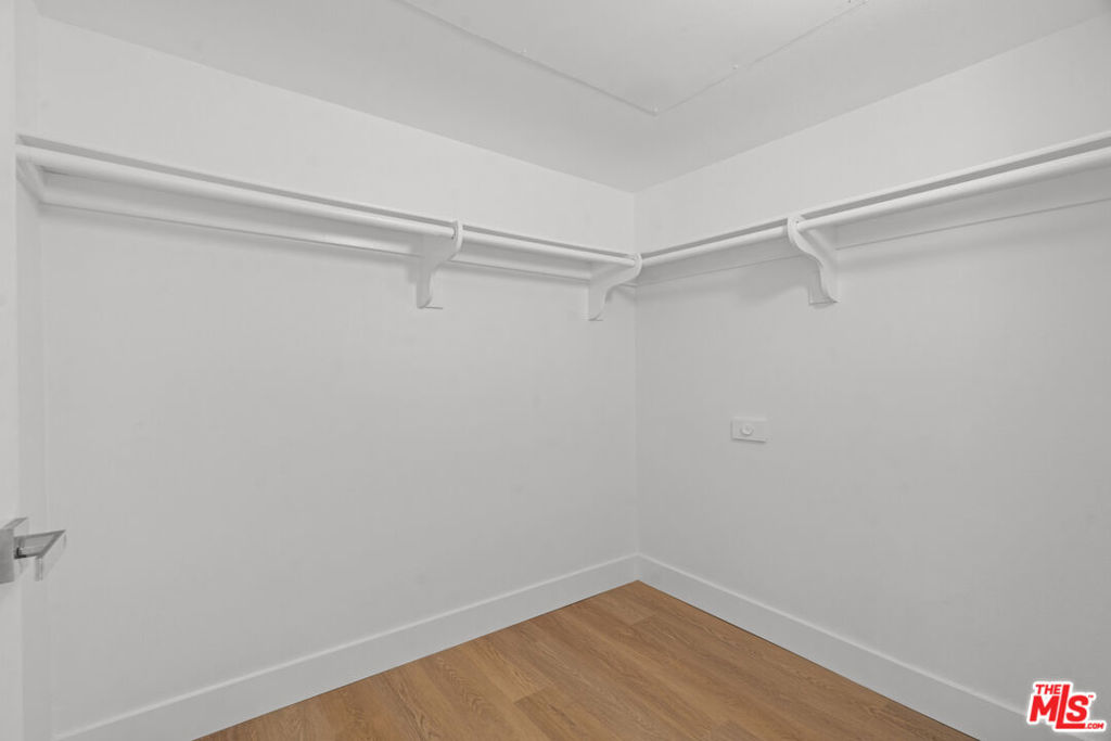 https://media.crmls.org/mediaz/222cf448-59fd-4939-a339-f1ef33bd4d7e.jpg?preset=X-Large