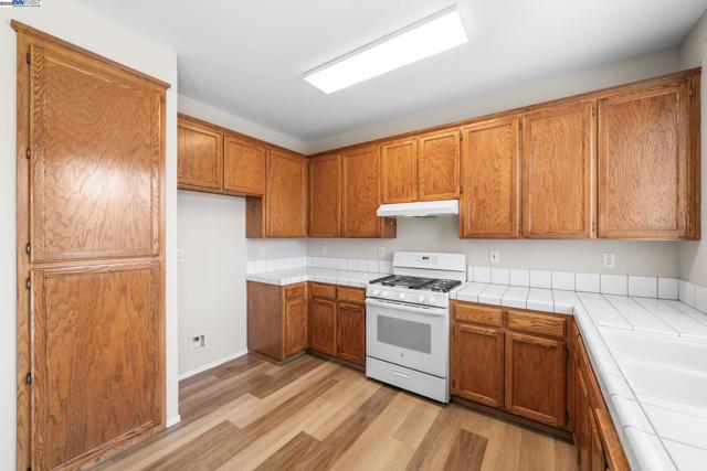 1970 Knollcrest Ln, Tracy CA: https://media.crmls.org/mediaz/222de0a4-c1cb-450a-be07-51f6d6e625a5.jpg