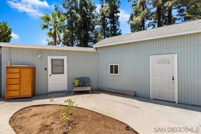 10119 Grandview, La Mesa CA: https://media.crmls.org/mediaz/222e755c-9a5d-4aa8-bea5-1e50a3753e2e.jpg