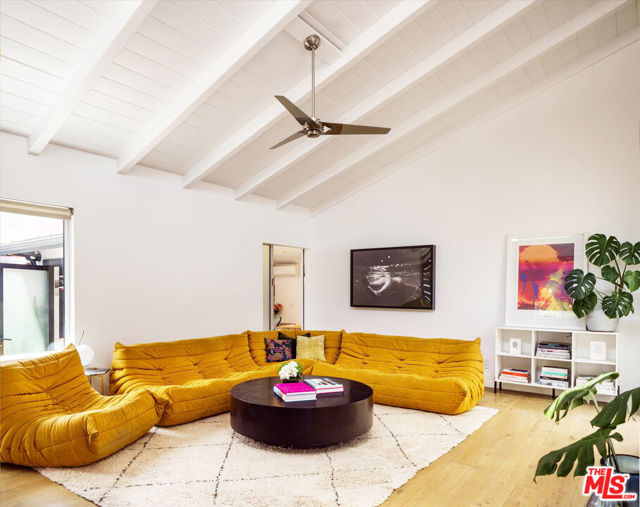 2501 Walnut Avenue, Venice CA: https://media.crmls.org/mediaz/223012d2-da50-4177-8b92-9ef5cd16a7fb.jpg