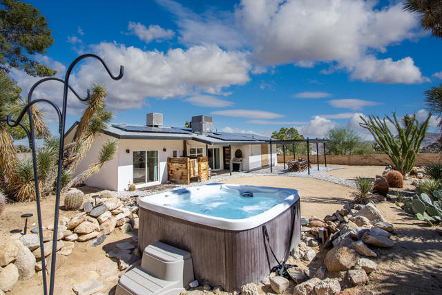 61093 Prescott Trail, Joshua Tree CA: https://media.crmls.org/mediaz/22301e7c-2f71-456f-a194-25d073d5b297.jpg