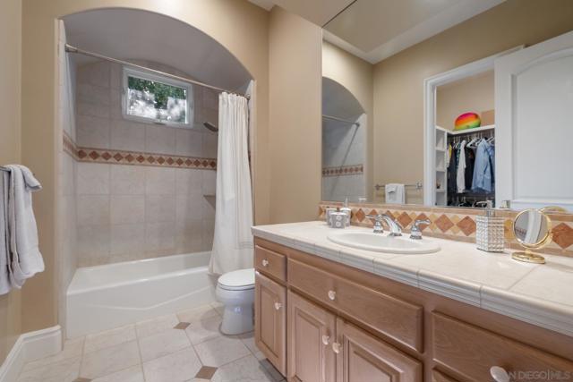18050 Rancho La Cima Corte, Rancho Santa Fe CA: https://media.crmls.org/mediaz/22303228-2edf-4463-bcff-c36f0279b500.jpg
