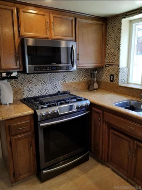 2185 Gibraltar Glen, Escondido CA: https://media.crmls.org/mediaz/22315e46-21dd-48e8-8ca7-e599950622dd.jpg