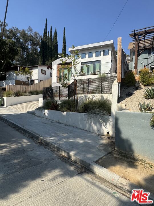 3850 Glenalbyn Drive, Los Angeles CA: https://media.crmls.org/mediaz/22316e7d-a891-4a54-9944-f54a71d56a65.jpg