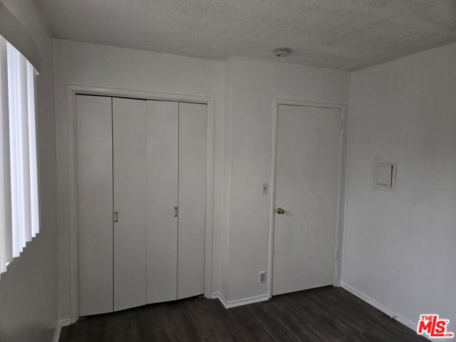 1233 Tamarind Avenue, Los Angeles CA: https://media.crmls.org/mediaz/22317054-13f8-46bc-8c29-ceb51524f75f.jpg