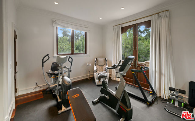 1021 N Crescent Drive, Beverly Hills CA: https://media.crmls.org/mediaz/22317e81-55d6-4aeb-9e82-ffce5fc6d93a.jpg