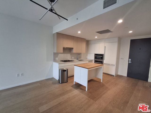 877 Francisco Street, Los Angeles CA: https://media.crmls.org/mediaz/2231d6cc-23b2-40a4-9265-9d7a3a33c5a3.jpg