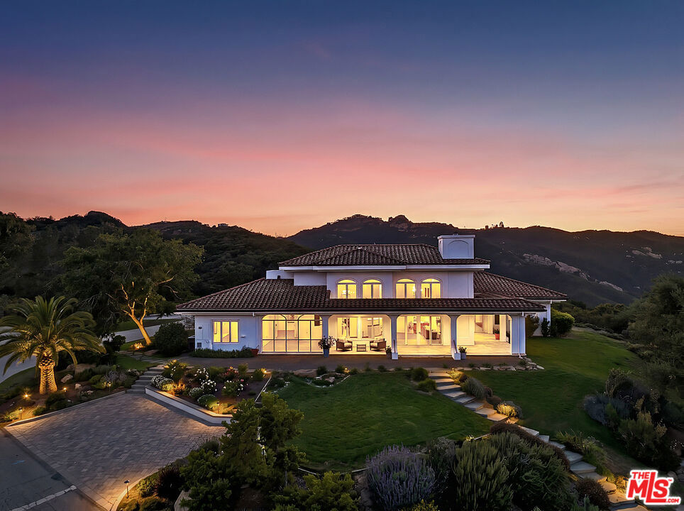 21965 Saddle Peak Road — architectural residence