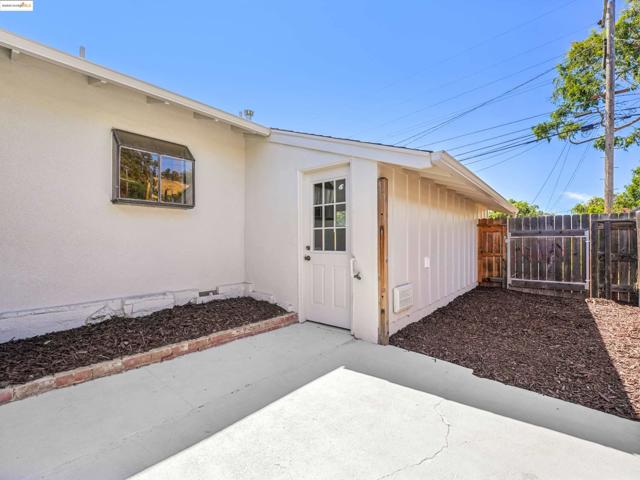 589 Evangeline Way, Hayward CA: https://media.crmls.org/mediaz/2232f0aa-785b-4baf-8aa9-37803e2a66e0.jpg