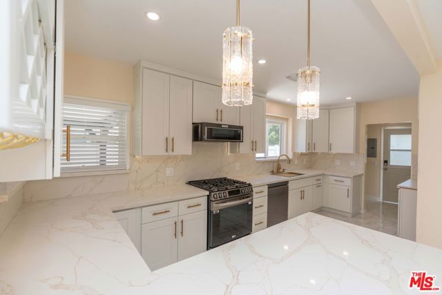 536 Myrtle Street, Glendale CA: https://media.crmls.org/mediaz/2234d5de-5fd3-43ec-bedd-139b50840b01.jpg