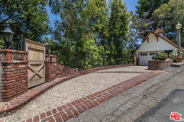 3940 Davana Road, Sherman Oaks CA: https://media.crmls.org/mediaz/223545fd-f6a6-4894-b1ca-c512f758551a.jpg