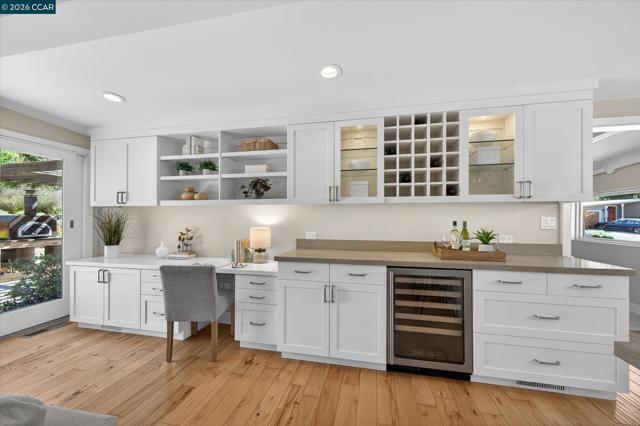 31 Ivy Dr, Orinda CA: https://media.crmls.org/mediaz/22357880-cef3-44ea-9cdc-8a3f7fd86d94.jpg