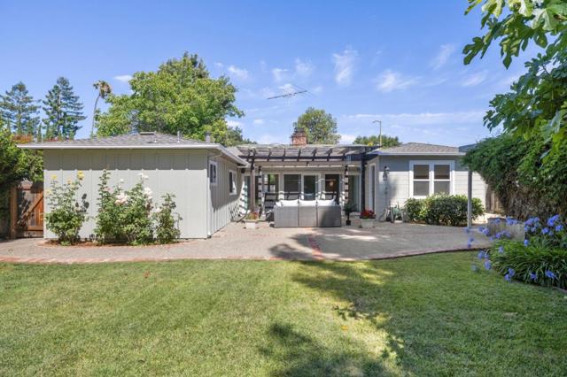 1050 Boranda Avenue, Mountain View CA: https://media.crmls.org/mediaz/2235b6eb-3c8d-4602-816d-6a1155253ccd.jpg