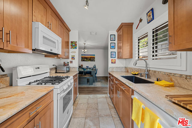 712 Vallejo Villas, Los Angeles CA: https://media.crmls.org/mediaz/223628f8-6f21-4c58-95b7-d0ecd89fb57b.jpg