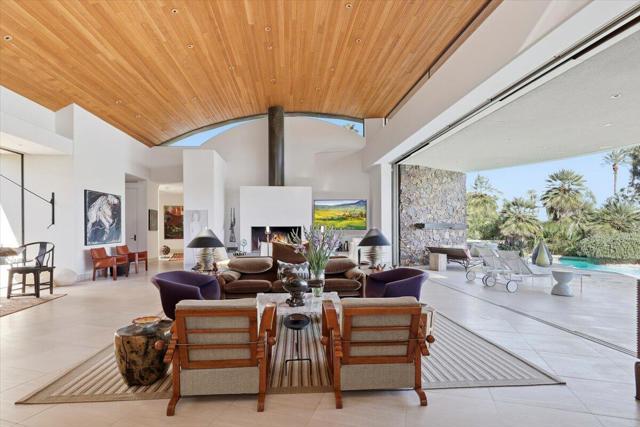 102 Waterford Circle, Rancho Mirage CA: https://media.crmls.org/mediaz/2236d05b-b1d6-475a-b2ae-0a8d13a3a57b.jpg