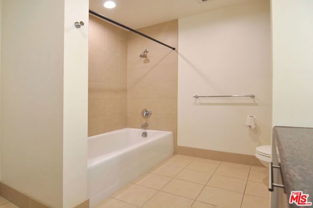 1111 S Grand Avenue, Los Angeles CA: https://media.crmls.org/mediaz/2236dd0c-d392-4133-b199-daae4c0b2931.jpg