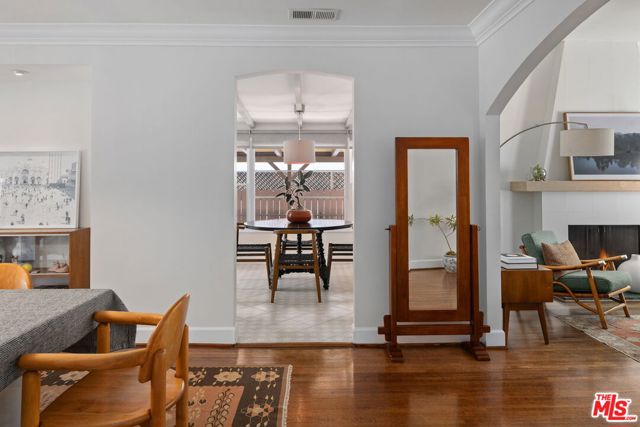 4654 Denny Avenue, Toluca Lake CA: https://media.crmls.org/mediaz/2236e32d-d593-431e-adb8-23a2f7a1056e.jpg