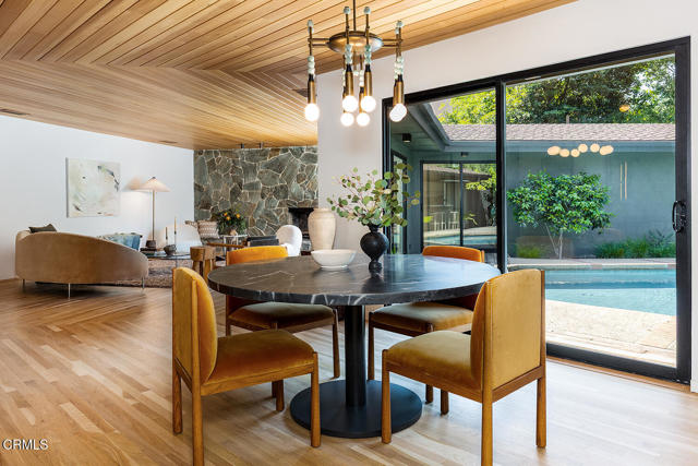 808 Inverness Drive, La Canada Flintridge CA: https://media.crmls.org/mediaz/2237085d-f504-4e5b-adc2-83dee02fb3ad.jpg