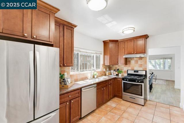 2154 35Th Ave, Oakland CA: https://media.crmls.org/mediaz/22382453-3fba-4294-88f9-891e64e16cf2.jpg