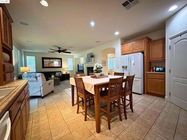 1327 Remington Ct, Tracy CA: https://media.crmls.org/mediaz/2238cd49-a7bb-4a1d-adbb-983ed8ee6f00.jpg