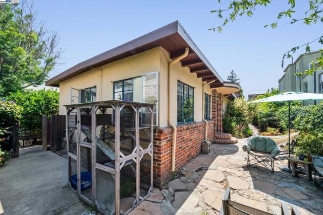 1421 Chestnut St, Alameda CA: https://media.crmls.org/mediaz/2238f827-771c-430f-a4d6-d7c1e5131464.jpg