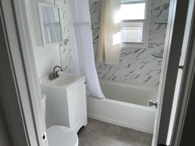Image 3 of 13 For 927 Green Avenue 
