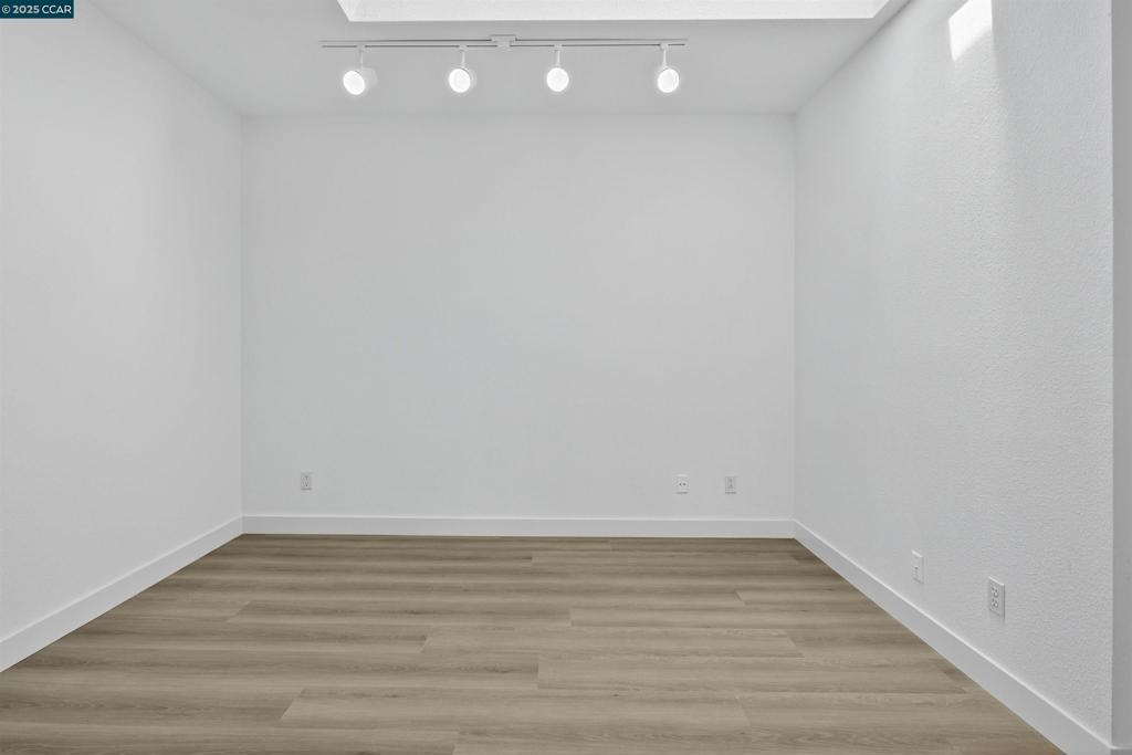 https://media.crmls.org/mediaz/223a1144-2f3b-4048-9245-d2d10e389da9.jpg?preset=X-Large