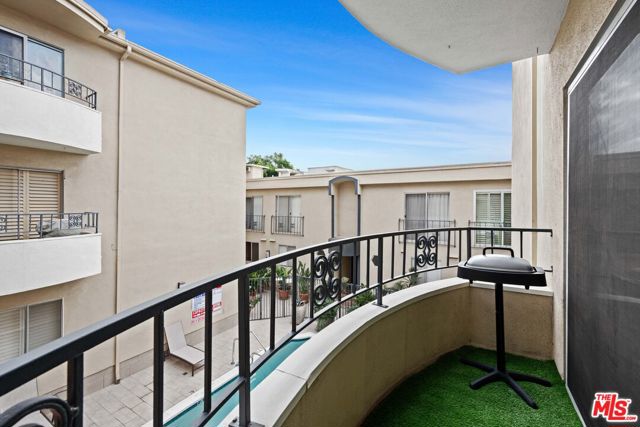 1221 N Kings Road, West Hollywood CA: https://media.crmls.org/mediaz/223a23e4-db5b-4b61-8620-d6552590f85e.jpg