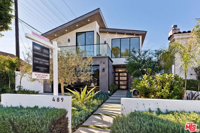 489 S Willaman Drive, Los Angeles CA: https://media.crmls.org/mediaz/223bdb4c-62fd-4cd0-8d9c-087a549bd850.jpg