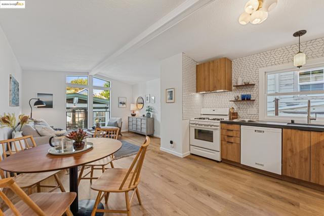 350 Henry St, Oakland CA: https://media.crmls.org/mediaz/223be101-0847-4099-b2c9-b36ae11c905c.jpg