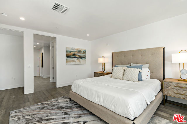 728 N Sweetzer Avenue, West Hollywood CA: https://media.crmls.org/mediaz/223d2b68-faed-4aeb-9a92-67d56cb18cb4.jpg
