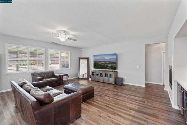 812 Westgate Drive, Vacaville CA: https://media.crmls.org/mediaz/223d5d9d-727e-48ea-b7ae-a28c93a12df8.jpg