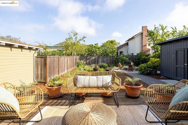 1334 Derby St, Berkeley CA: https://media.crmls.org/mediaz/223da628-dc19-4220-b190-7b846872942a.jpg