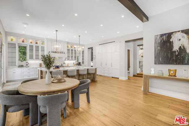 439 S Spalding Dr, Beverly Hills CA: https://media.crmls.org/mediaz/223e18e9-acdb-4c51-9f02-892f0861bdd4.jpg