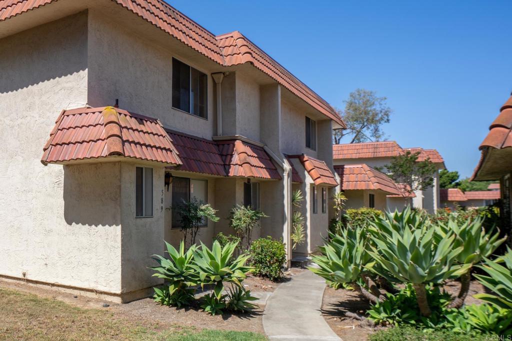 587 Beverly Pl - photo 3