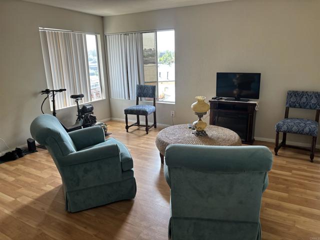 Detail Gallery Image 4 of 14 For 1037 E. Washington Ave #2,  Escondido,  CA 92025 - 3 Beds | 2 Baths