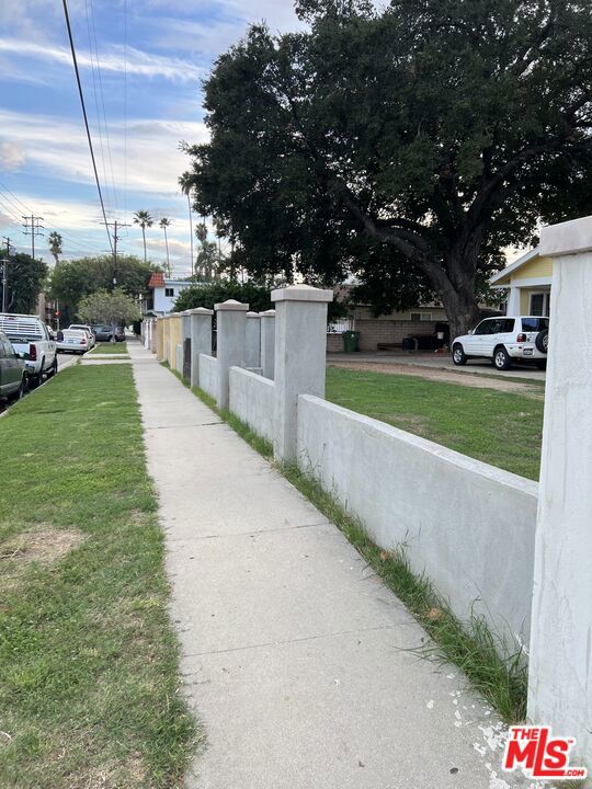 7231 Vanalden Avenue, Reseda CA: https://media.crmls.org/mediaz/224046e6-332d-4163-a0c9-a81a668059b9.jpg