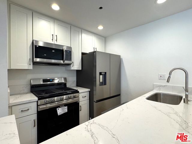 8601 International Avenue, Canoga Park CA: https://media.crmls.org/mediaz/22418978-ff1d-4c09-8024-92d4a51131fc.jpg