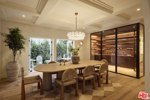 624 N Arden Drive, Beverly Hills CA: https://media.crmls.org/mediaz/2242d9cb-c56c-4890-a53f-52d09b84f9f7.jpg