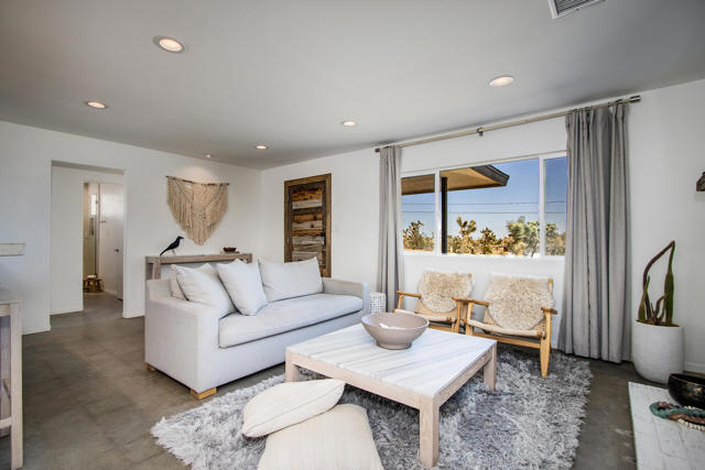 61093 Prescott Trail, Joshua Tree CA: https://media.crmls.org/mediaz/2242e39a-7f0c-4e7a-8042-39ad3c3248a5.jpg