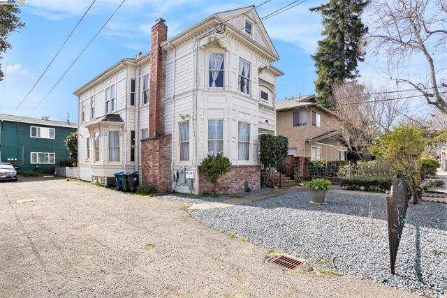 2120 Encinal Ave, Alameda CA: https://media.crmls.org/mediaz/22431655-9156-4f0d-a3c3-6635afc9a3d2.jpg