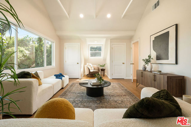 5103 Parkglen Avenue, Los Angeles CA: https://media.crmls.org/mediaz/22440820-4c55-4f33-b593-b0376c2fe57a.jpg