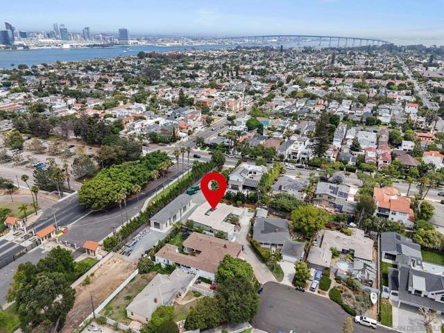 435 Country Club Ln, Coronado CA: https://media.crmls.org/mediaz/2244d531-c899-4f64-96a8-42dd57173e98.jpg