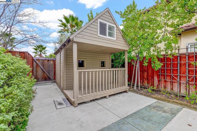 1037 Sunset Creek Ln, Pleasanton CA: https://media.crmls.org/mediaz/2245cbb9-cd5a-47df-a088-f787fdbd3d7a.jpg