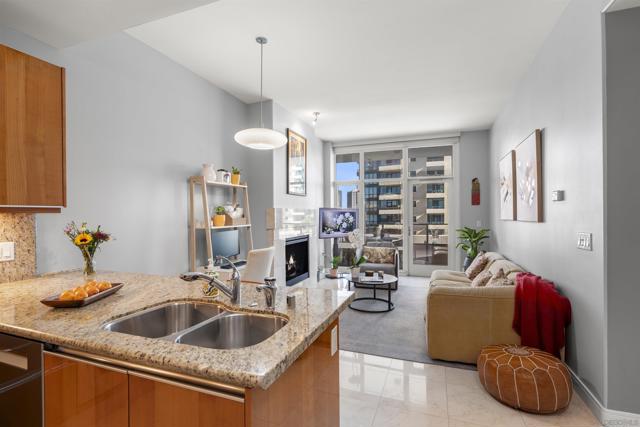 550 Front St, San Diego CA: https://media.crmls.org/mediaz/2246b1e6-d627-4241-b5fa-94c2822f29f8.jpg