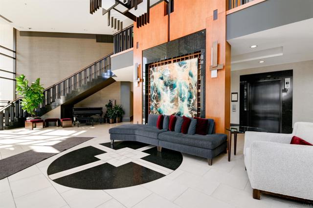 700 W Harbor Dr, San Diego CA: https://media.crmls.org/mediaz/22471bfc-0748-490b-9679-c0882b645041.jpg