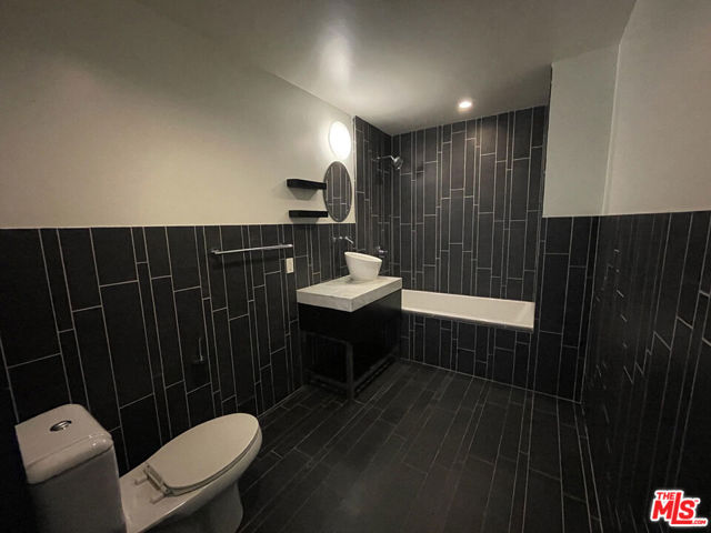 727 W 7th Street, Los Angeles CA: https://media.crmls.org/mediaz/2247239f-29f0-402c-811e-e08808ece28e.jpg