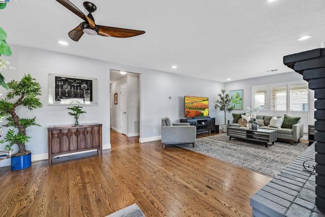 Image 4 of 38 For 36304 Magellan Dr