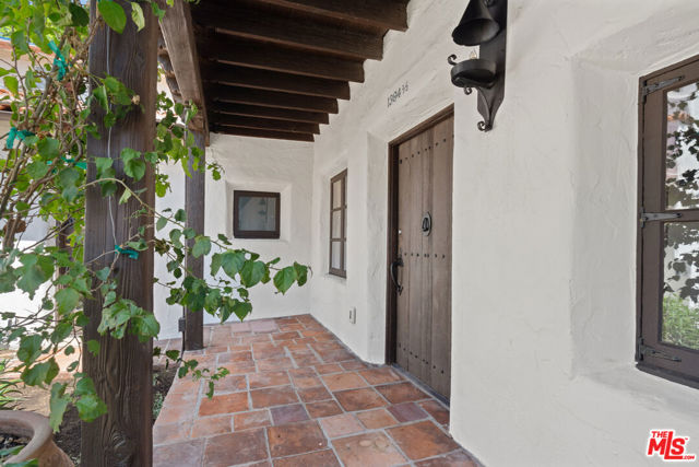1304 1/2 N Harper Avenue, West Hollywood CA: https://media.crmls.org/mediaz/224898f0-a0b3-4a9a-8eeb-010a230244df.jpg
