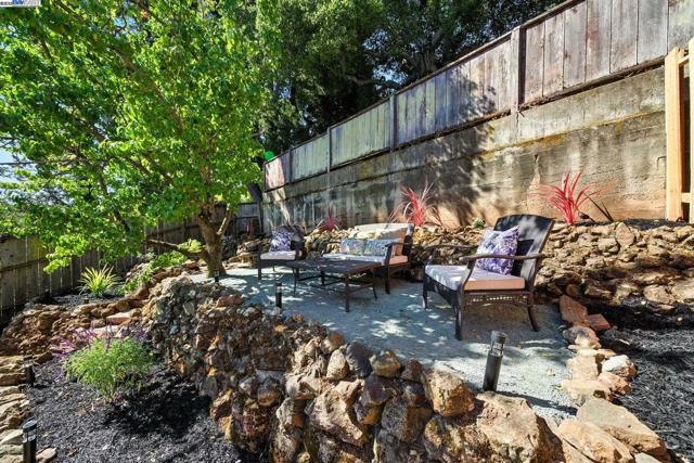 3357 Jordan Rd, Oakland CA: https://media.crmls.org/mediaz/2248e672-c829-44d2-a148-19178c9c1053.jpg